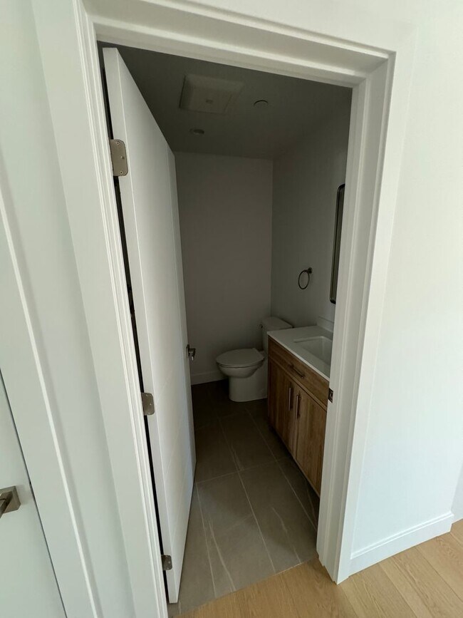 Foto del edificio - Spacious 1000 Sq. Ft. Single-Floor Back AD...