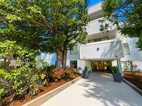 Building Photo - Skyline Apartments