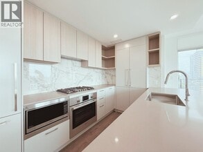 Building Photo - 6468-6468 Willingdon Ave