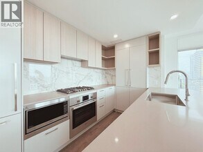 Building Photo - 6468 Willingdon Ave