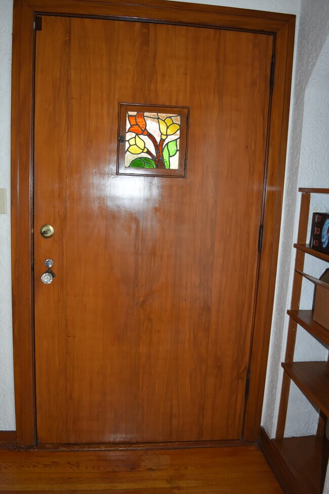 Puerta principal - 423 S Indiana St