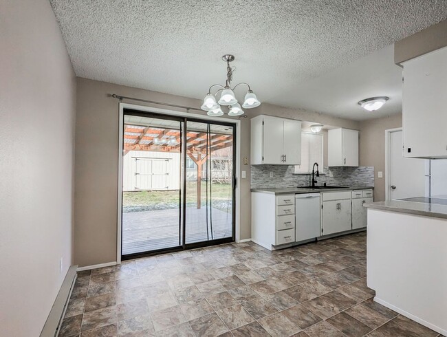 Foto del edificio - Move in ready 2 bed 1 bath Rambler Duplex ...