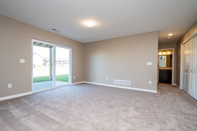 Building Photo - 381 Redwood Ct