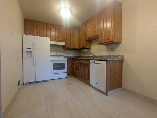 Foto del edificio - Beautiful 2 Bed/1bath Duplex W/ Garage & L...