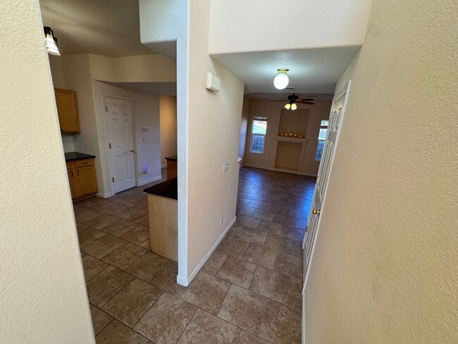 Building Photo - Two Bed 2 Bath Available Now!