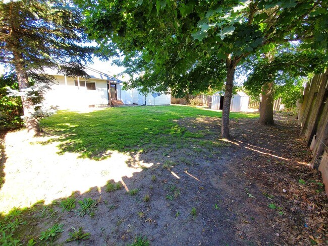 Foto del edificio - 3 Bed 2 Bath Home w/ storage shed