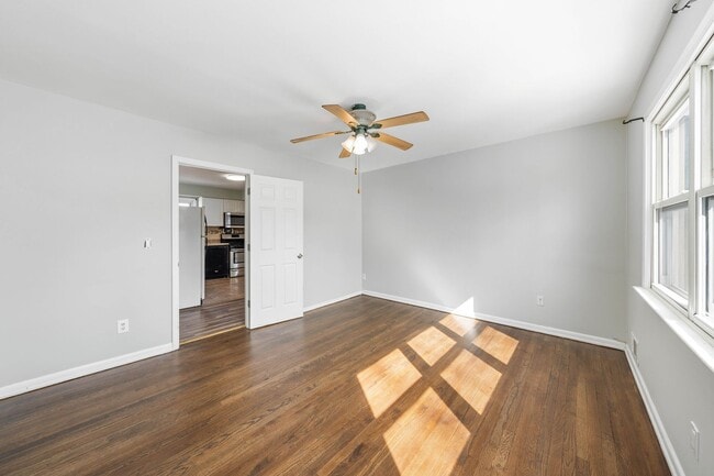 Building Photo - Large 3 Bedroom Apt