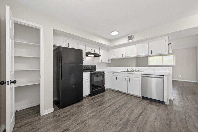 Building Photo - 427 Hollyvale Dr