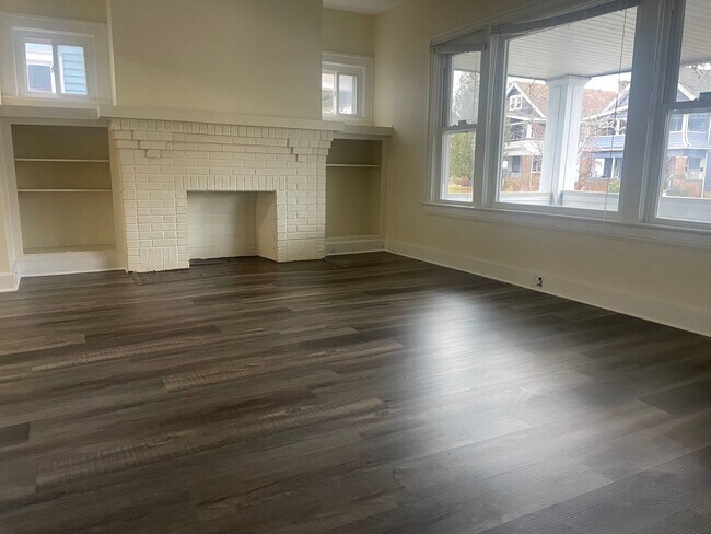 Foto del edificio - 1605 Hillcrest Rd