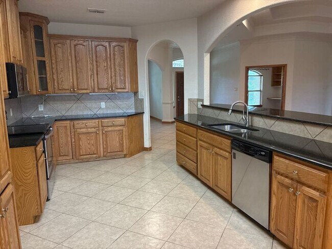 Building Photo - 5BR/3BA w/ Fenced Yard + Covered Parking in Seguin, TX