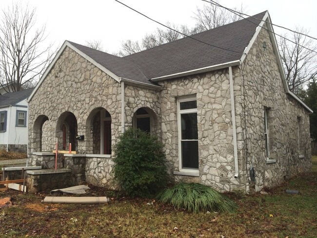Building Photo - 848 E 11th Ave