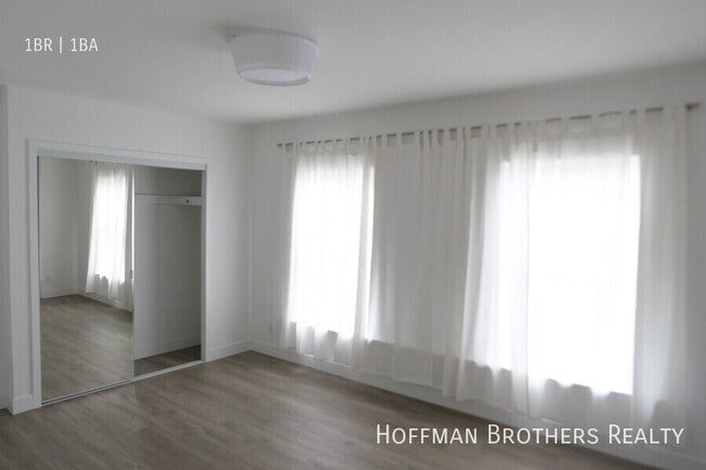 Building Photo - 925 1/2 W 41st Dr