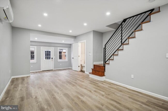 Building Photo - 547 S Yewdall St