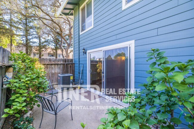 Building Photo - Bright, Well-Maintained 3 Bedroom Condo