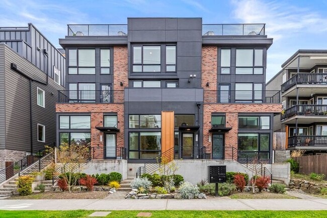 Foto del edificio - ULTRA-MODERN Townhome w/AC and Views in the Heart of Eastlake!