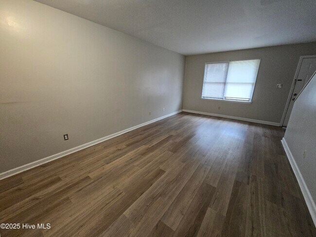 Foto del edificio - 102 Cedar Ct