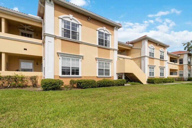 Foto del edificio - Beautiful furnished 2/2 condo with stunning water view available May 2026 for a short-term stay