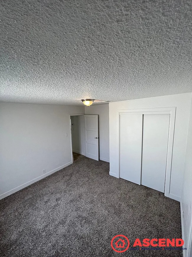 Building Photo - Spacious 3BD/1.5BA Home in Bakersfield's 93308 — Garage, Water Included & Small Pets Welcome!