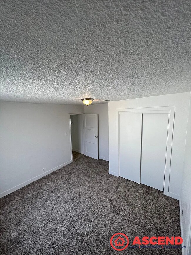 Foto del edificio - Spacious 3BD/1.5BA Home in Bakersfield's 93308 — Garage, Water Included & Small Pets Welcome!