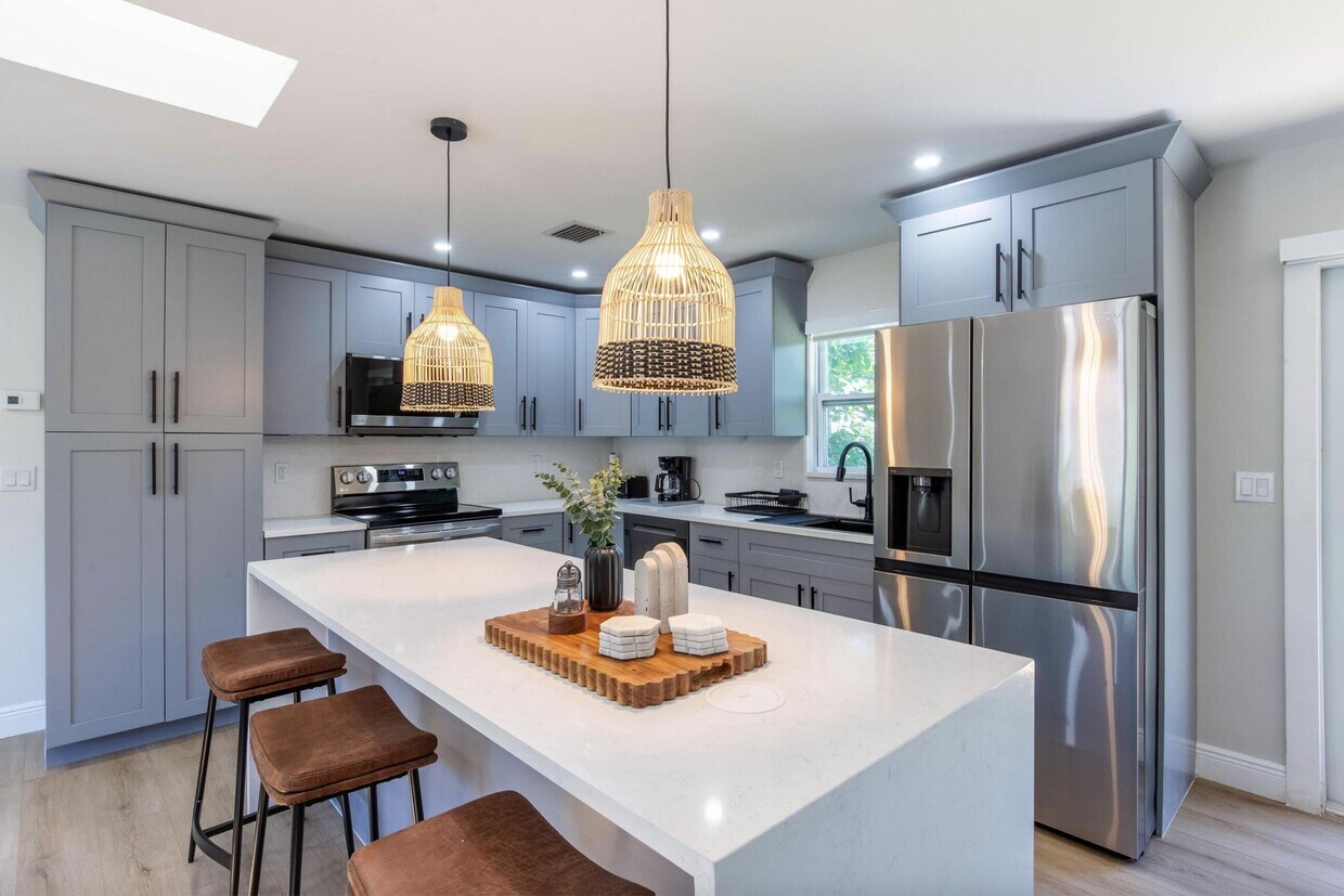 Foto principal - 16932 Aintree Dr W