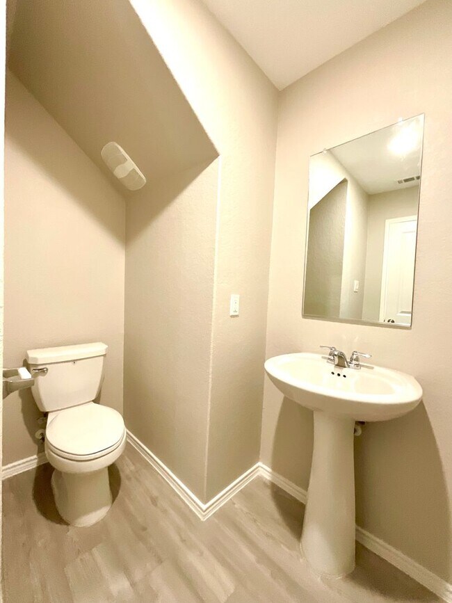 Foto del edificio - *MOVE IN SPECIAL* Modern Two-Story Home with Garage & Fenced Yard!
