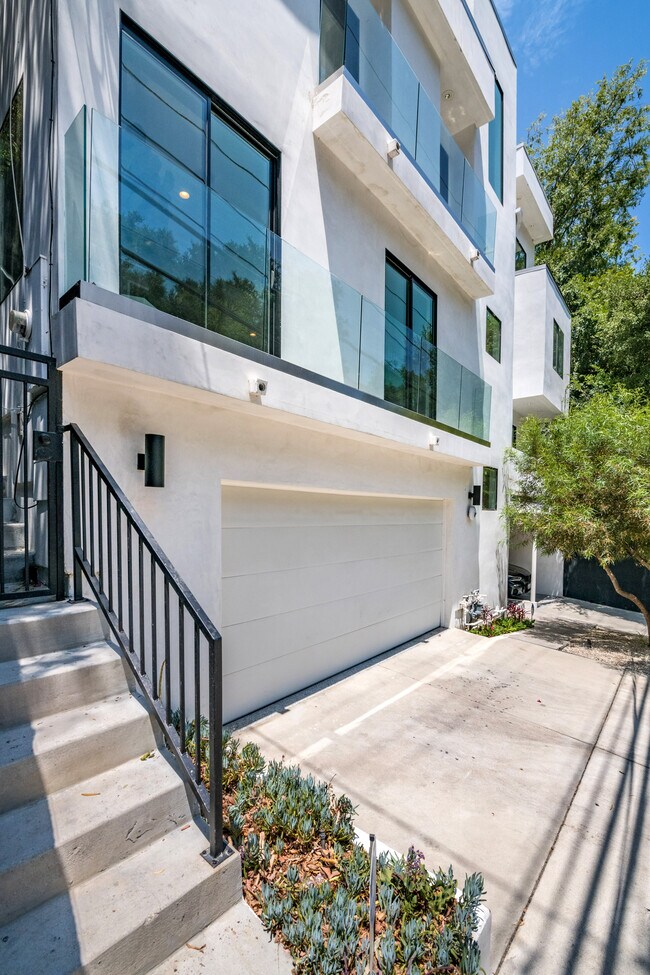Building Photo - 8729 Wonderland Ave