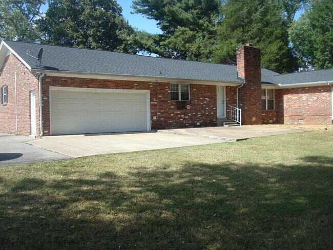 Building Photo - 547 Nissan Dr