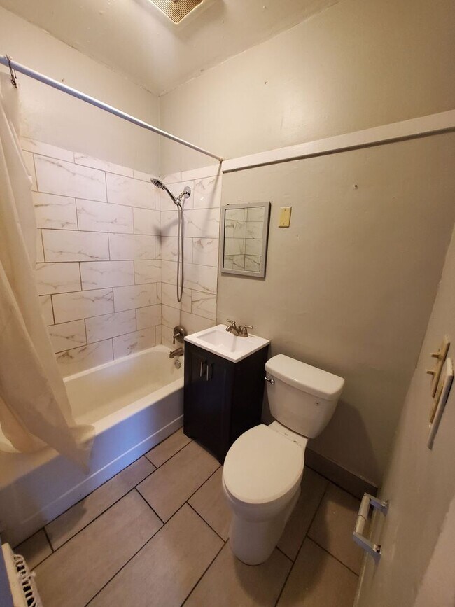 Building Photo - 3 Bedroom Single Family