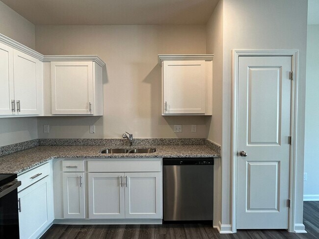 Foto del edificio - **OFFERING $50 RENT DISCOUNT FOR FIRST 6 MONTHS, REFUNDABLE APPLICATION FEES & $150 MOVE IN PROMO...