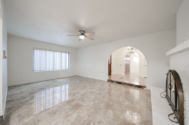 Building Photo - 2851 E Acoma Dr