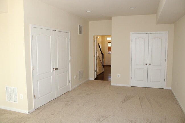 Building Photo - 829 Jarrett Ln