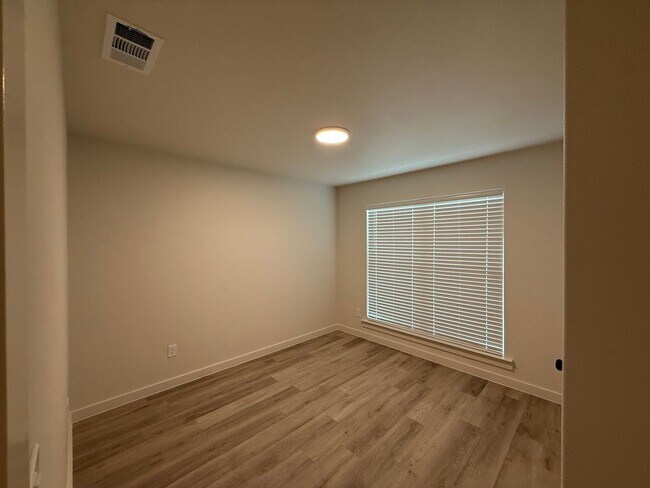 Foto del edificio - July Move-in