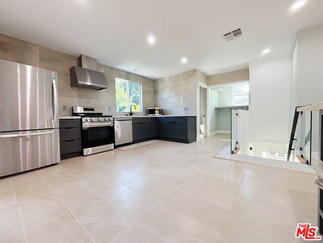 Foto del edificio - 713 Devirian Pl