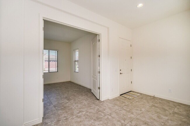 Building Photo - 4529 E Vista Bonita Dr