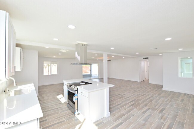 Building Photo - 3708 W Royal Palm Rd
