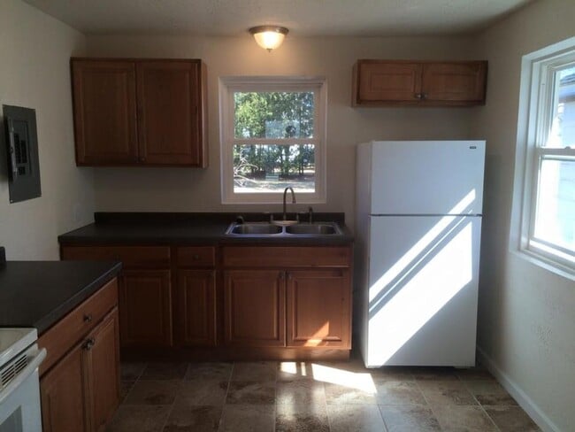 Building Photo - 2 Bedroom House