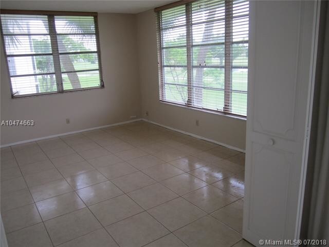 Building Photo - 2601 S Palm Aire Dr