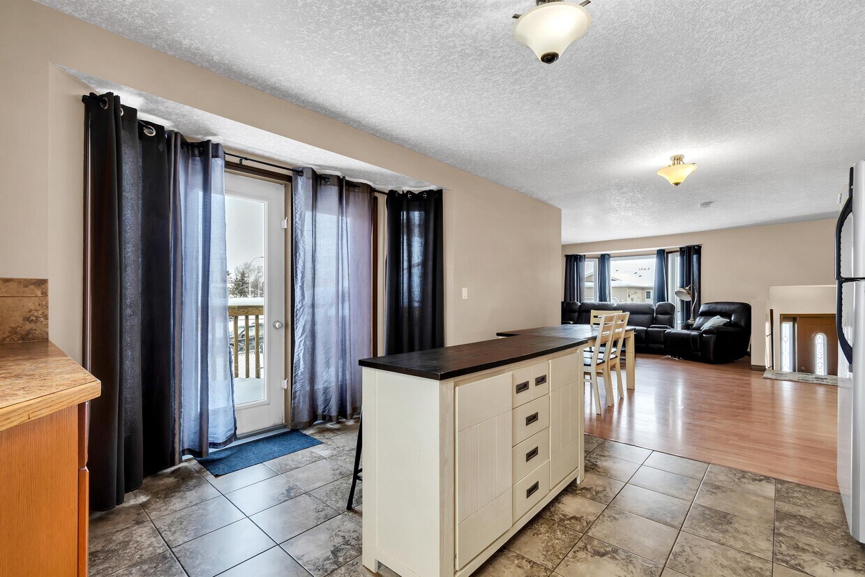 Primary Photo - 9273-9294 94 Ave