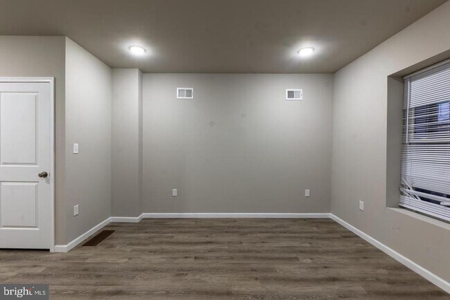 Building Photo - 141 N Peach St