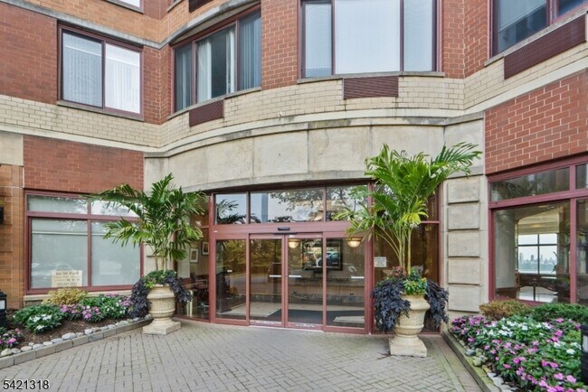 Foto del edificio - 100 Old Palisade Rd