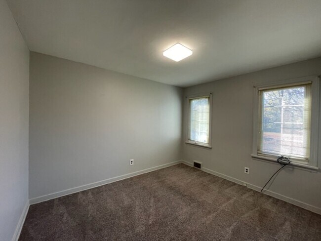 Foto del edificio - Ranch with Newer Roof & Central AC