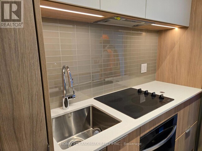 Photo du bâtiment - 395 Square One Dr