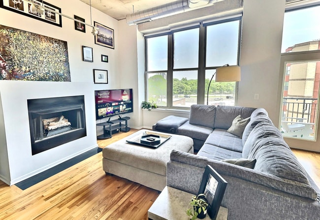 60" smart TV, fireplace, fast WiFi with all utilities set up and included in rent - 6 S Laflin St