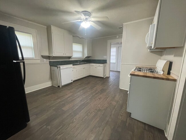 Building Photo - 501 Rockdale St