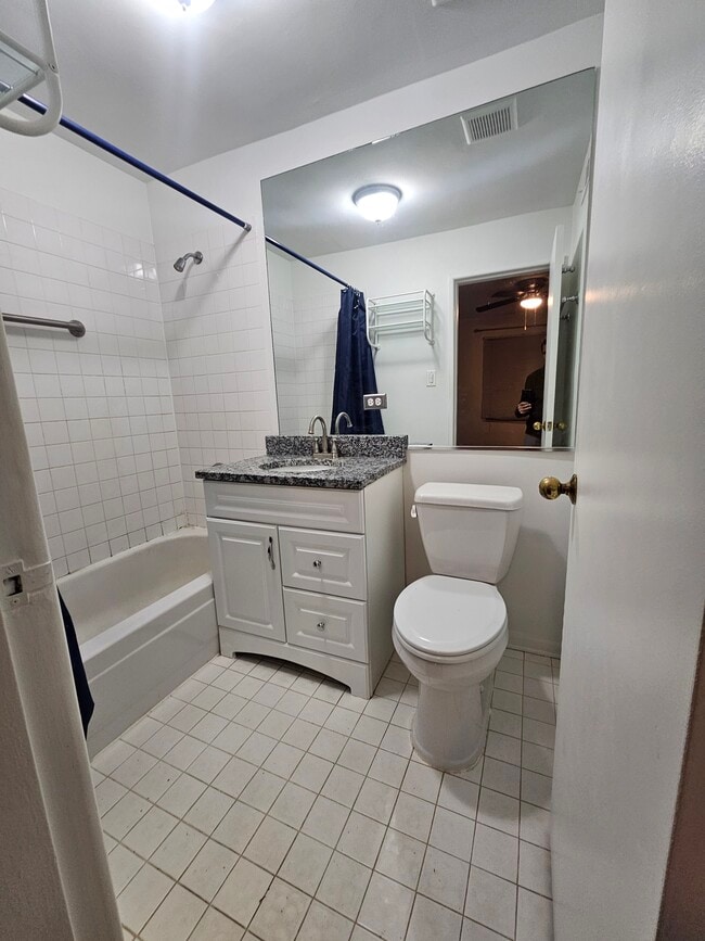 Building Photo - 146 Green Bay Rd