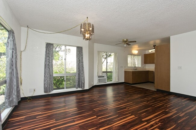 Foto del edificio - BEAUTIFUL 2 BD 1 BA 2 CAR TOWNHOME IN MILI...