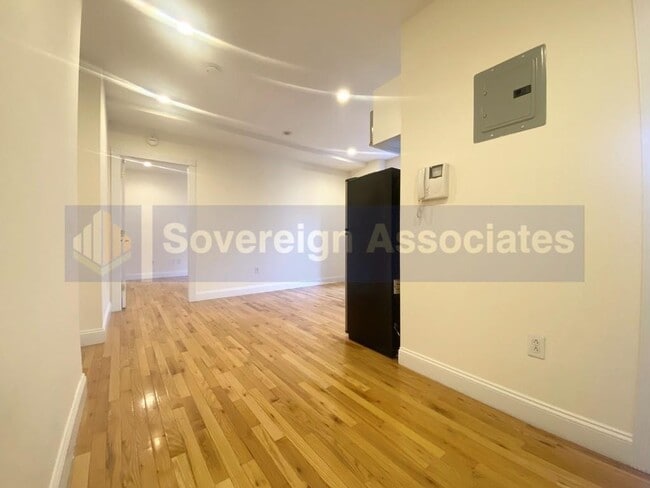 Building Photo - 250 W 99th St