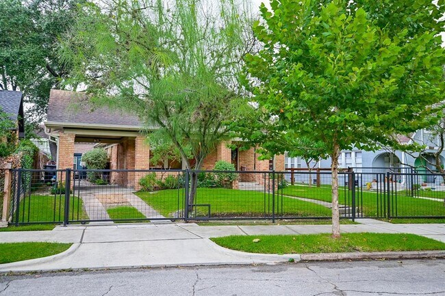 Building Photo - 1134 Weaver Ave