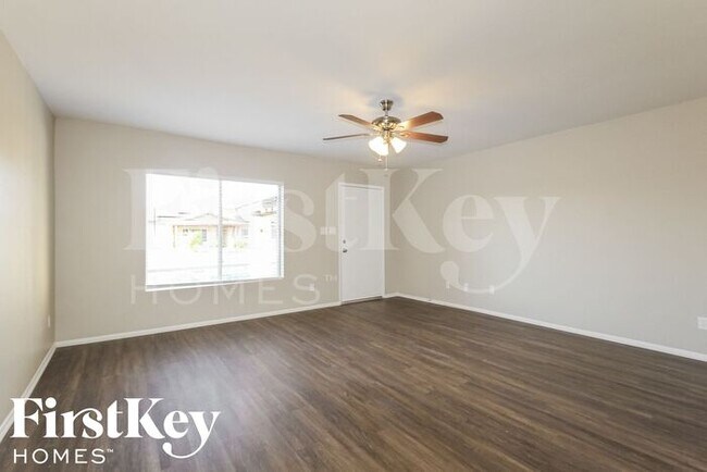 Foto del edificio - 1327 W Kerry Ln