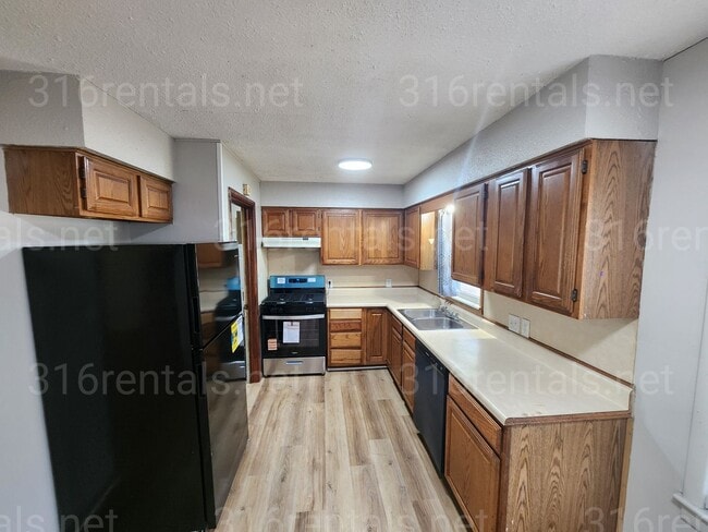Building Photo - $995 - 3 bedroom / 1 bathroom - Single Fam...